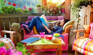 Phơi quần áo ở ban công? Xin đừng, vì chúng có thể thành góc nghỉ tuyệt đẹp