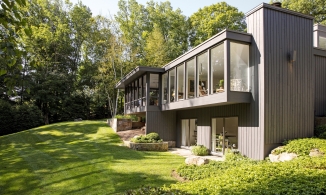 Ngắm ngôi nhà nép mình giữa cánh rừng già, đẹp như truyện cổ tích