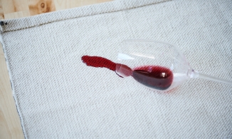 Cần làm sạch vết rượu vang dưới thảm? Đừng lo, muối ăn sẽ giúp bạn!