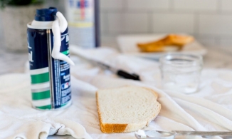 Kem cạo râu, bánh mì - những phép màu làm sạch quần áo giá bèo