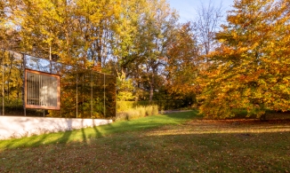 Văn phòng kiến trúc 'ẩn nấp' hoàn hảo trong rừng nhờ ốp gương xung quanh