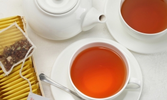 Cách làm sạch vết nước trà trên quần áo, thảm, nội thất bọc vải?