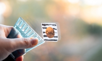 4 phương pháp loại bỏ vết keo trên bề mặt kính và chai lọ hiệu quả