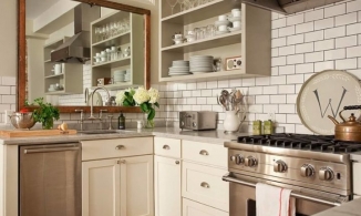 Treo gương trên bồn rửa: Ý tưởng tuyệt vời cho phòng bếp vừa rộng vừa sang