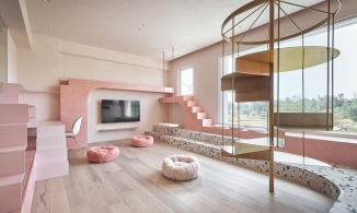 Ngôi nhà màu hồng 'kẹo ngọt' của nàng độc thân sống cùng... 3 chú mèo cưng