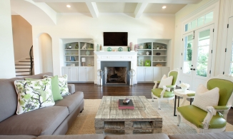 Làm mới phòng khách nhẹ nhàng mà thanh lịch bằng cặp màu xanh lá và xám