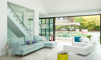 Cửa trượt bằng kính, điểm nhấn tinh tế, nới rộng không gian cho phòng khách