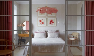 Đẹp ngất ngây căn hộ 46m² của nàng độc thân với màu đỏ san hô thời thượng