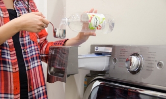 5 công dụng bất ngờ của giấm trắng chưng cất trong công việc giặt là