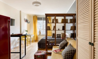 Căn hộ studio 27m² của quý ông xa nhà với những gam màu tươi vui, rực rỡ