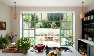 Ngắm phòng bếp 'đẹp từng cen-ti-mét' với ô cửa màu xanh bạc hà dịu mát