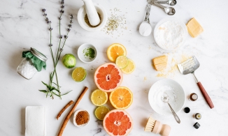 Làm sạch bề mặt gốm sứ, gạch lát bằng bột tẩy rửa tự làm an toàn và rẻ