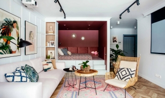 Căn hộ 47m² với phòng ngủ màu đỏ anh đào nổi bật ngay trong khu vực phòng khách