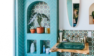Cải tạo phòng tắm lỗi thời, buồn tẻ trở nên hiện đại với sắc xanh ngọc thời thượng