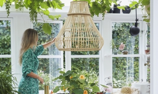 Người phụ nữ 'hô biến' miếng đất hoang thành khu vườn đẹp như trong cổ tích