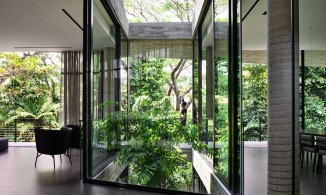 Sử dụng cửa kính khéo léo, cách để đón nhận ánh sáng lan tỏa khắp ngôi nhà