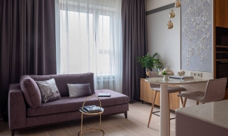 Căn hộ 33m² của cô gái trẻ với điểm nhấn từ sắc tím và cửa trượt kính mờ phân vùng phòng ngủ