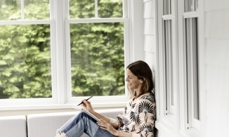 Thăm 'ngôi nhà mùa Hè' thoáng đãng, ngập tràn ánh sáng của cô nàng thiết kế nội thất xinh đẹp