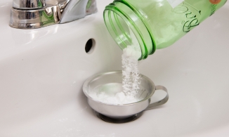 Thông cống thoát nước bị tắc 'nhanh như chớp' chỉ với baking soda và giấm