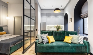 Căn hộ 33m² nổi bật nhờ gam màu xanh lá cây, vàng - cam cùng những ô cửa sổ mái vòm tuyệt đẹp