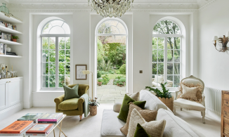 Ngôi nhà xinh đẹp tại London với những khung cửa sổ mái vòm nhìn ra khu vườn mướt xanh như ngọc