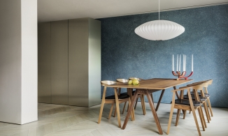 Căn hộ màu be - xanh lam nhẹ nhàng với ban công mướt xanh đáng ước ao