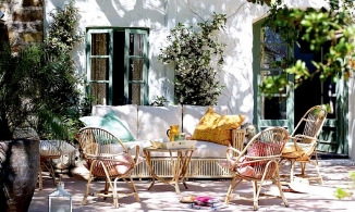 Những điều cần biết khi bảo quản, vệ sinh các loại bàn ghế ngoài trời