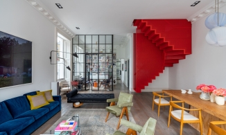 Căn hộ thông tầng nổi bật với cầu thang đỏ 'bừng sáng' cả một góc phòng