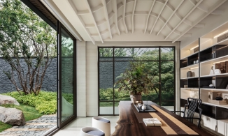 Ngôi nhà dùng trần nhà làm điểm nhấn, nghệ thuật nhưng hài hòa thiên nhiên