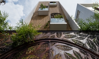 Floating Nest: Ngôi nhà mặt tiền tre với họa tiết lá in trên thép ở Sài Gòn