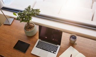 Bàn làm việc đối diện cửa sổ: Nên hay không nên theo quan niệm phong thủy?