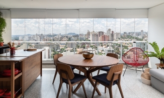 Căn hộ của cặp vợ chồng son với bức tường kính nhìn toàn cảnh thành phố