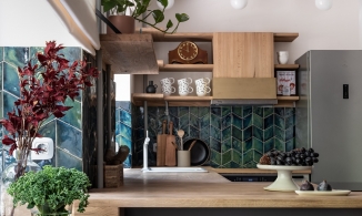 Phòng bếp nhỏ vẫn thu hút nhờ gạch ốp backsplash ấn tượng