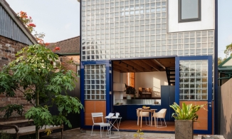 Ngôi nhà có bức tường kính và thư viện tại gia ấn tượng của giáo sư về hưu