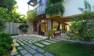 Hoa’ House: Nhà phố Đà Nẵng với bể bơi mát rượi cùng cầu thang sắc xanh bạc hà làm điểm nhấn