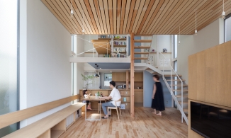 Ngôi nhà nhỏ 2 tầng chứng minh nội thất gỗ ấm cúng và đẹp đến thế nào!