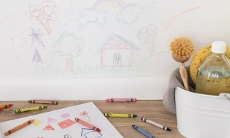 Cách lau sạch màu sáp trên tường hiệu quả và nhanh với máy sấy tóc và giấm trắng