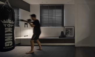 Căn hộ màu xám - đen mạnh mẽ, nam tính của chàng độc thân đam mê quyền Anh