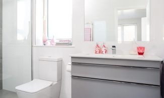 'Cơi nới' phòng tắm nhỏ hẹp, cũ kỹ trở nên rộng rãi và tươi sáng bất ngờ