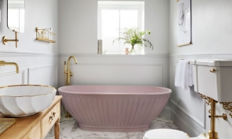 Cải tạo phòng tắm từ sắc xám lạnh lẽo trở nên điệu đà với màu hồng và gỗ ấm