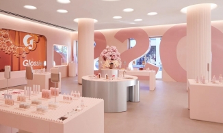 Dùng hồng phấn từ trong ra ngoài, showroom mỹ phẩm thành nổi nhất vùng