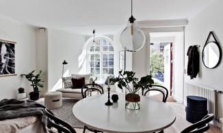 Căn hộ studio vỏn vẹn 31m² nhưng vẫn duyên dáng nhờ cửa sổ mái vòm thoáng sáng