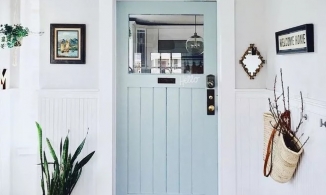 Sơn cửa màu xanh lam, sao không thử nếu muốn vừa đến cửa nhà là tan mệt mỏi