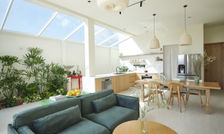 Lam House, nhà phố Sài Gòn tối giản nhưng xinh xắn nhờ cửa kính trong suốt đón nắng ngập tràn