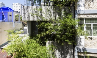 Ngôi nhà phố nhìn đã thấy tan sạch mệt mỏi, bon chen nhờ tre xanh phủ dọc 6 tầng nhà