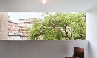 Căn hộ khéo 'tận dụng' cây xanh ngoài cửa sổ làm thành 'bức tranh' đẹp như mơ