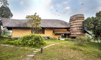 Ngôi nhà ven hồ lợp mái tranh nhưng nội thất sang, xịn, mịn như resort cao cấp ở ngoại thành Hà Nội