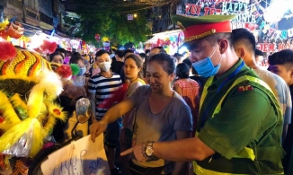 Xử lý các chủ quán ở Hàng Mã vì tự ý treo biển thu tiền chụp ảnh