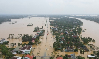 Quốc lộ 1A qua Quảng Nam bị ngập lụt nghiêm trọng khiến lưu thông khó khăn