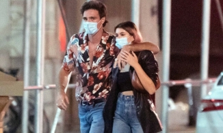 Kaia Gerber lần đầu có cuộc tình được mẹ ruột Cindy Crawford ủng hộ